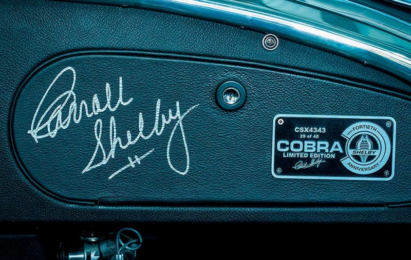 Сияющий на солнце редкий родстер Shelby Cobra CSX4000 пустят с молотка