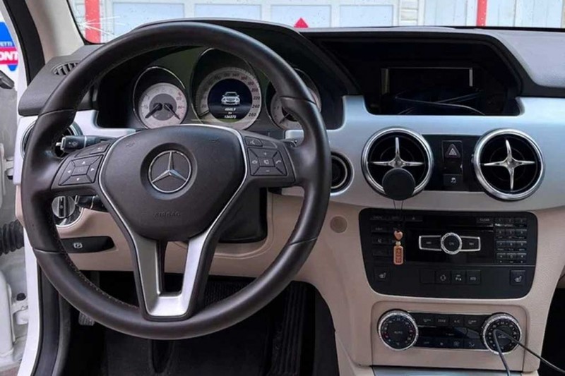Mercedes GLK был приобретен б/у с площадки официального дилера на смену Opel Astra
