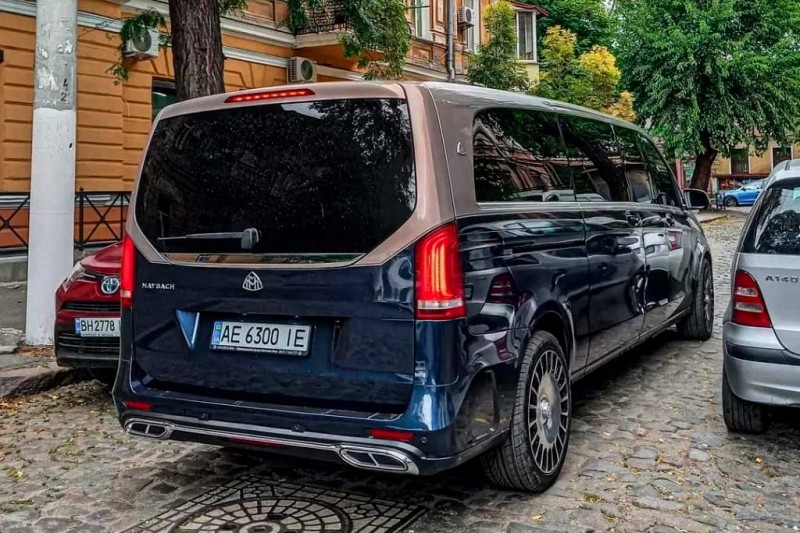 В Одессе замечен кастомный удлиненный минивэн Mercedes-Maybach V-Class
