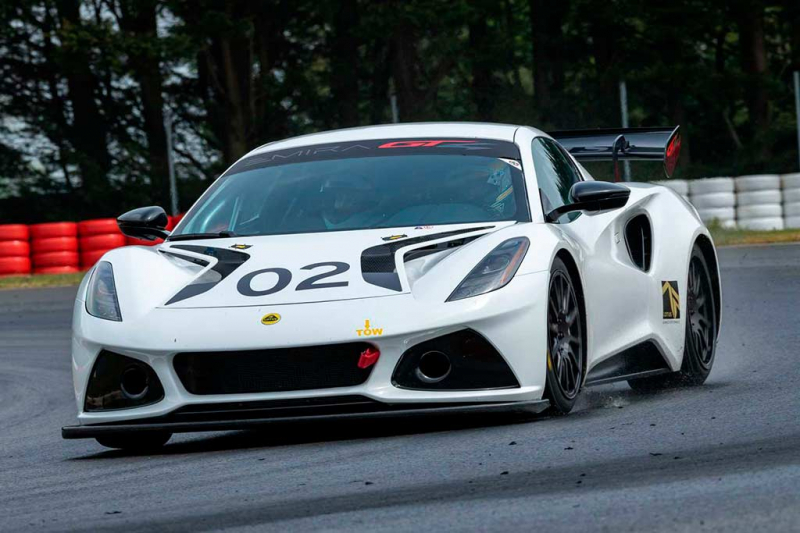 Lotus Emira GT4: модификация британского спорткара для кольцевых гонок