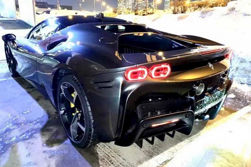 Новый Ferrari SF90 Stradale продают в России за рекордные 85 млн руб