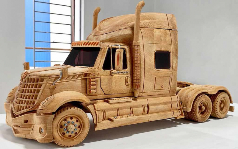 Умелец вырезал из дерева миниатюрную копию тягача International LoneStar
