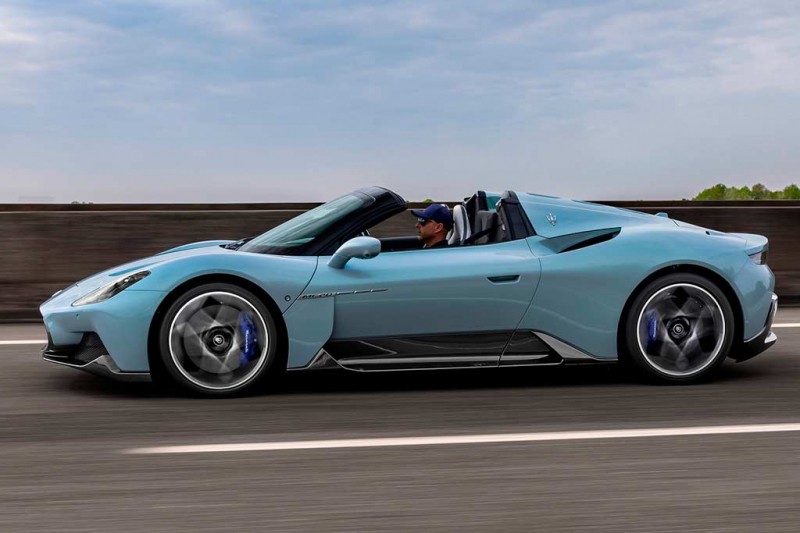 Итальянцы представили родстер Maserati MC20 Cielo с уникальной прозрачной крышей