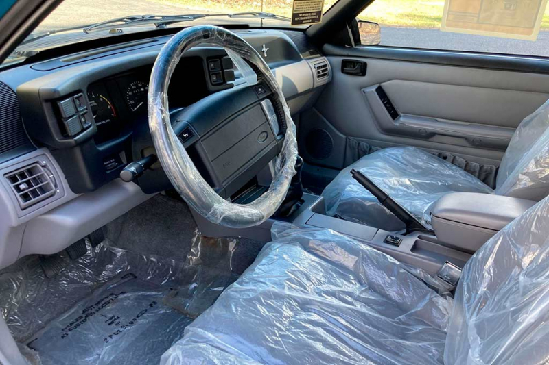 На торги выставлен редкий Ford Mustang SVT Cobra 1993 с нулевым пробегом