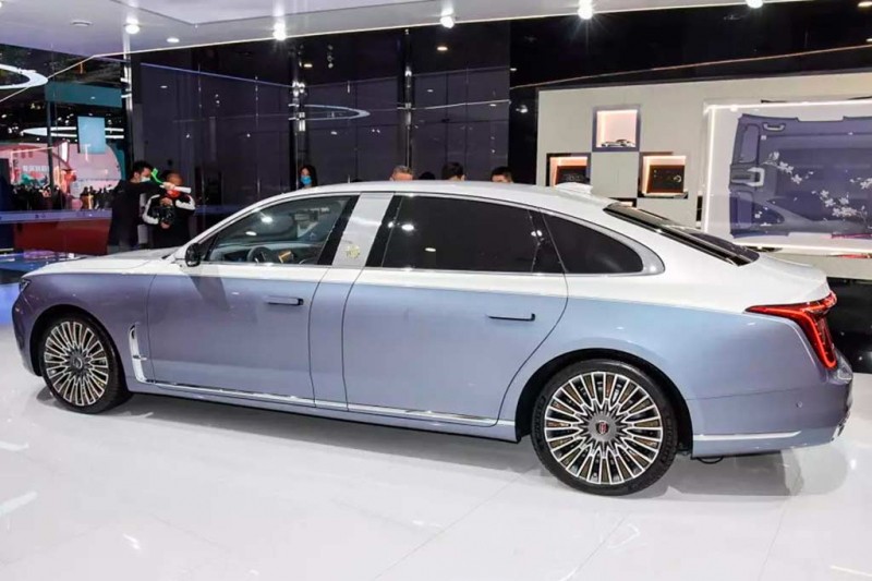 Китайский лимузин Hongqi H9+ оказался в два раза дешевле немецких конкурентов