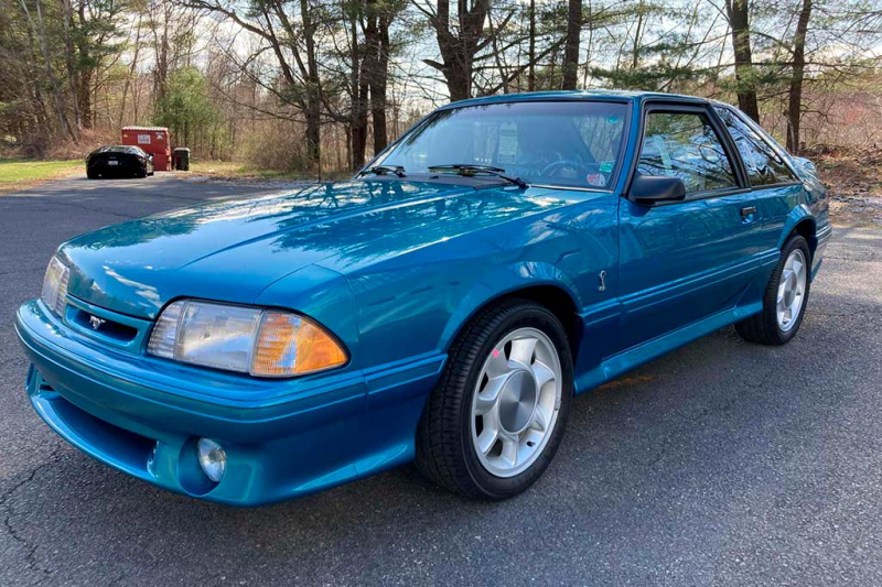 На торги выставлен редкий Ford Mustang SVT Cobra 1993 с нулевым пробегом