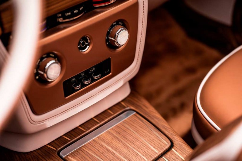 Rolls-Royce представил второй из трех экземпляров модели Boat Tail