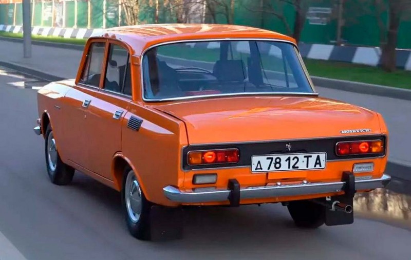 Простоявший 40 лет без движения Москвич-2140 хотят продать за миллион руб