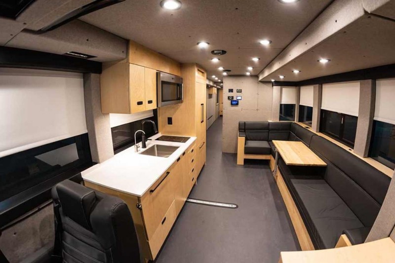 Loki Basecamp XL Coach Series: роскошный автобус-автодом для полноценной жизни в дороге