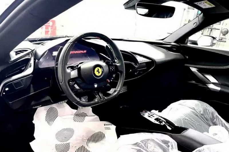 Новый Ferrari SF90 Stradale продают в России за рекордные 85 млн руб