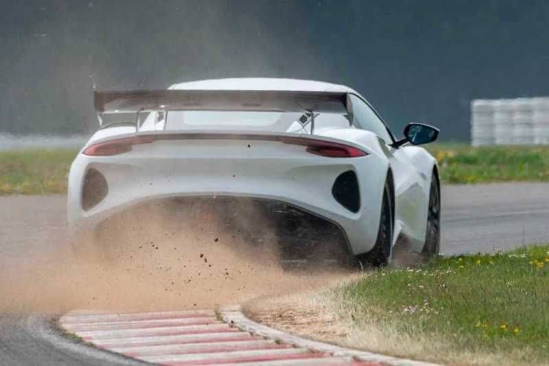 Lotus Emira GT4: модификация британского спорткара для кольцевых гонок