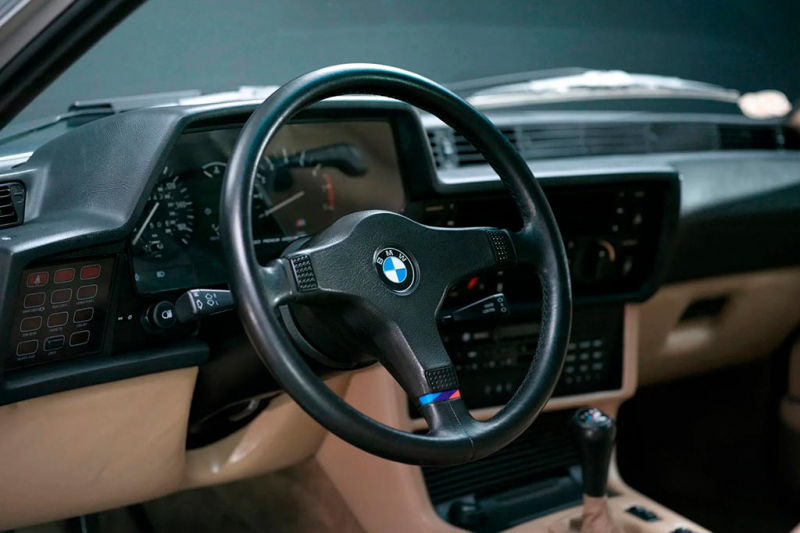 Классический BMW M6 1987 года выставили на торги: ценник не вырос даже до ₽2 млн