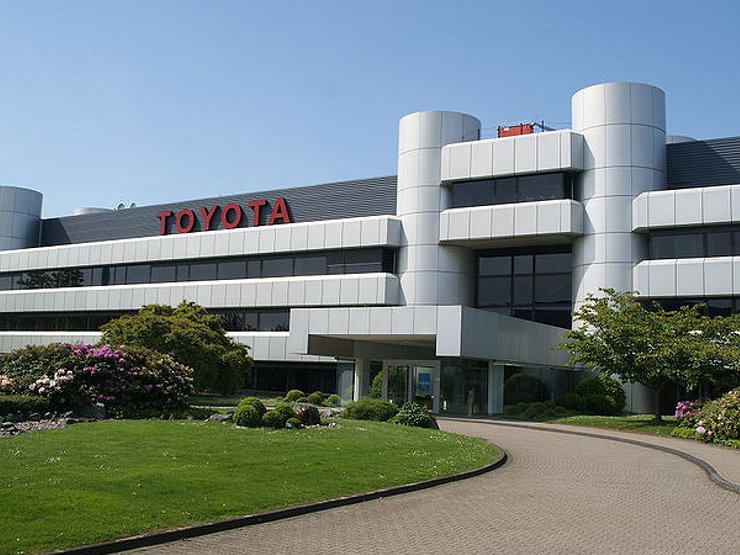 Toyota останавливает восемь заводов из-за проблем с комплектующими