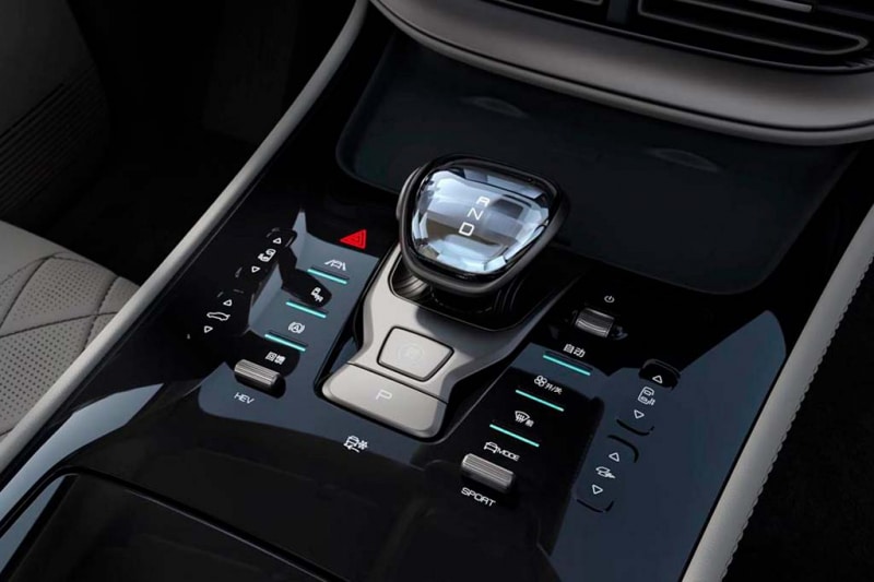Denza D9: роскошный китайский минивэн от BYD и Mercedes-Benz
