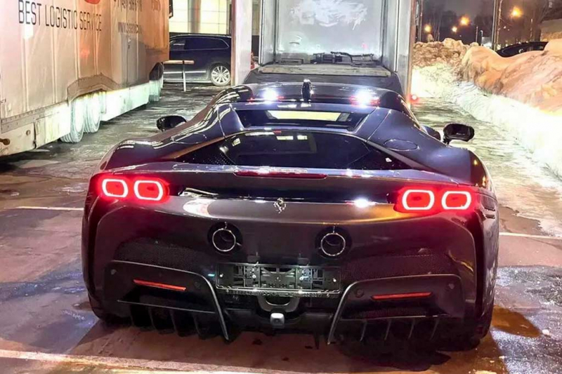 Новый Ferrari SF90 Stradale продают в России за рекордные 85 млн руб