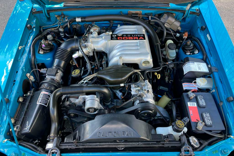 На торги выставлен редкий Ford Mustang SVT Cobra 1993 с нулевым пробегом