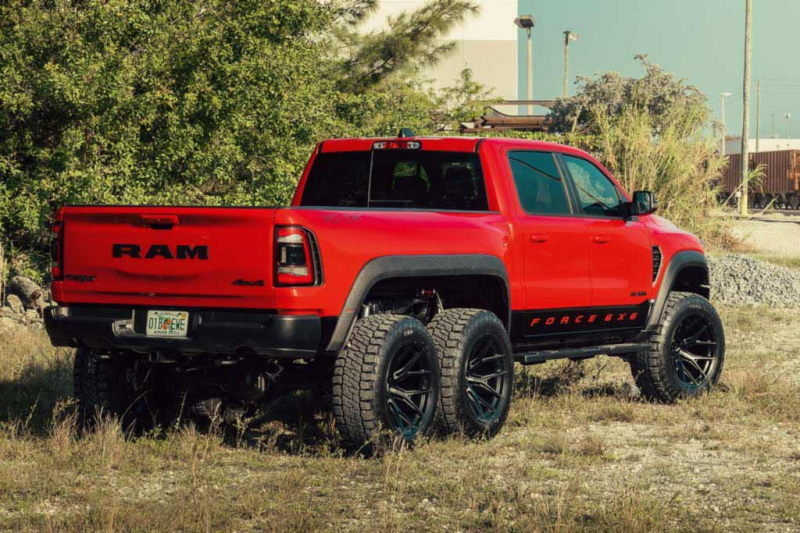 Шестиколесный &laquo;Мамонт&raquo; на базе RAM 1500 TRX примерил диски Vossen