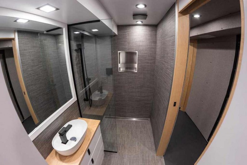 Loki Basecamp XL Coach Series: роскошный автобус-автодом для полноценной жизни в дороге