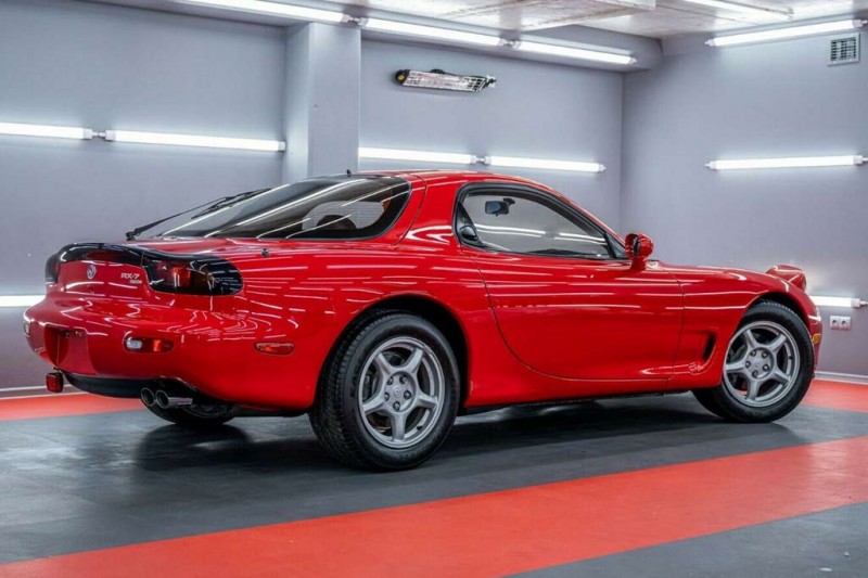 Идеально сохранившийся спорткар Mazda RX-7 (FD) без пробега продают за 12 млн рублей