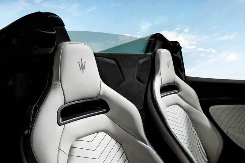 Итальянцы представили родстер Maserati MC20 Cielo с уникальной прозрачной крышей
