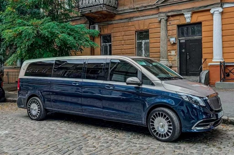 В Одессе замечен кастомный удлиненный минивэн Mercedes-Maybach V-Class
