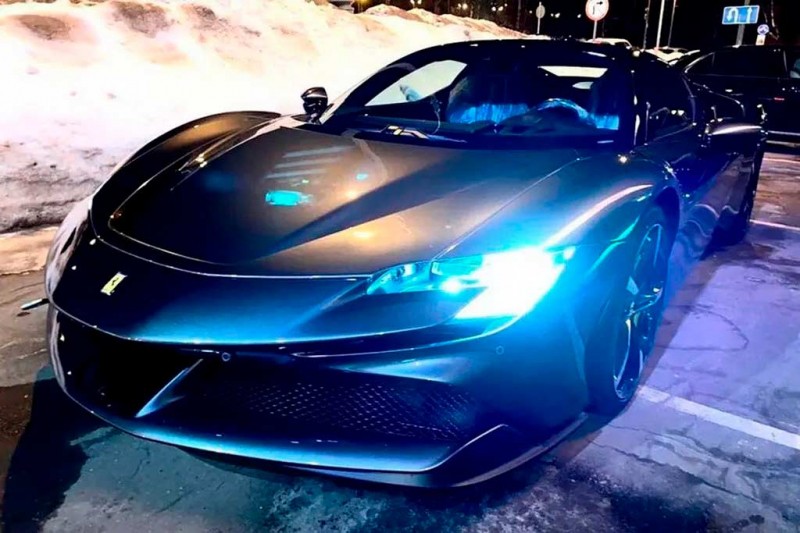 Новый Ferrari SF90 Stradale продают в России за рекордные 85 млн руб