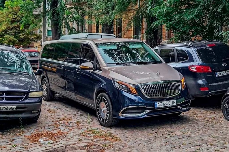 В Одессе замечен кастомный удлиненный минивэн Mercedes-Maybach V-Class
