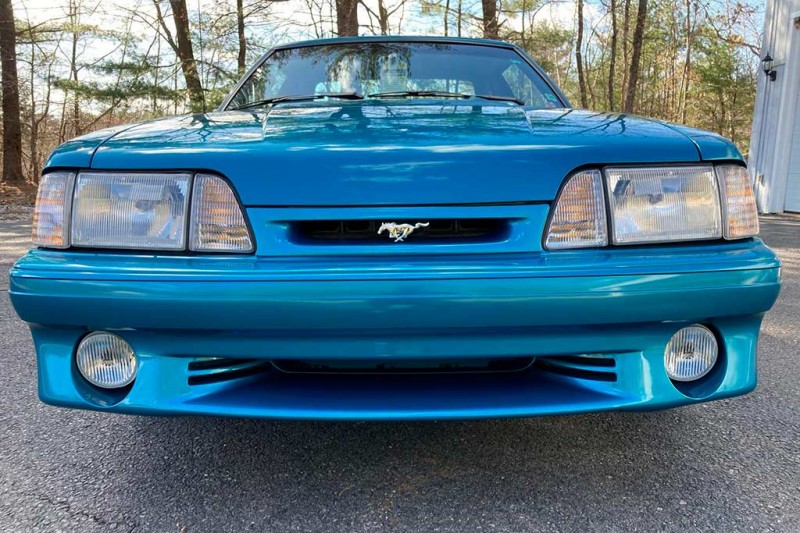 На торги выставлен редкий Ford Mustang SVT Cobra 1993 с нулевым пробегом