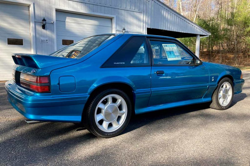 На торги выставлен редкий Ford Mustang SVT Cobra 1993 с нулевым пробегом