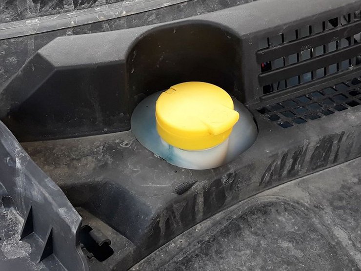 Зачем ушлые автовладельцы держат в машине средство для чистки кафеля