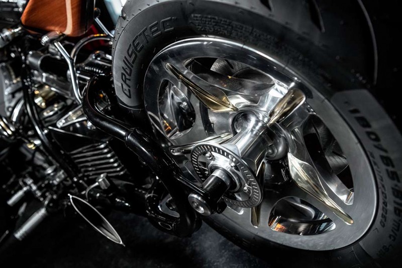 Немцы представили уникальный кастомный байк BMW Motorrad R18 Magnifica 7 Немцы представили уникальный кастомный байк BMW Motorrad R18 Magnifica