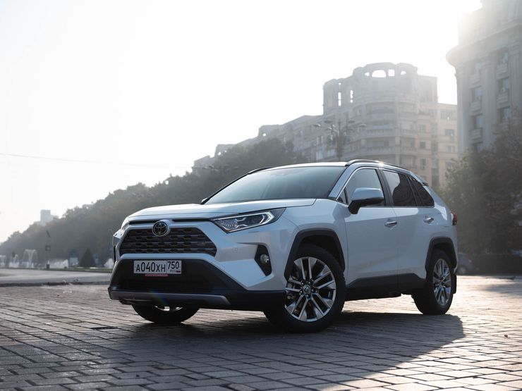 Азиатский коктейль: сравнительный тест-драйв Toyota RAV4 и Nissan Qashqai