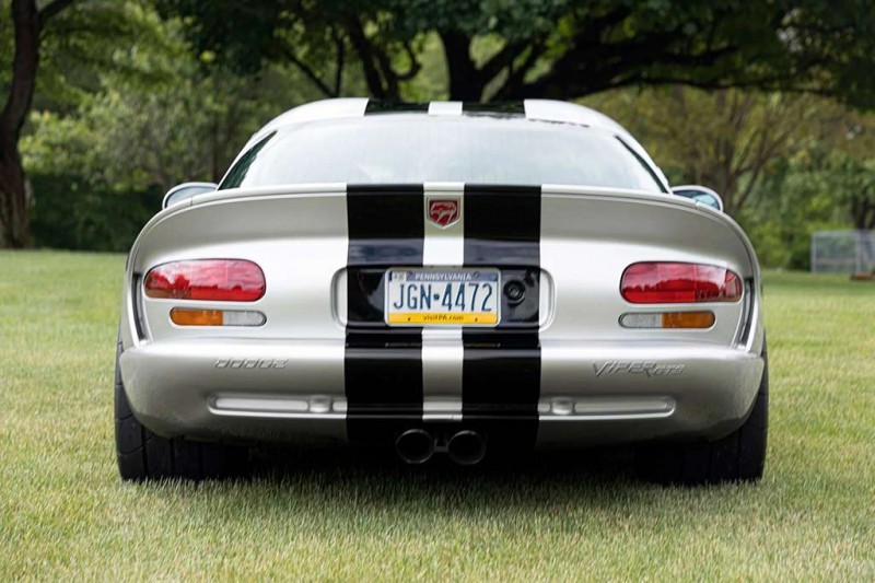 В продаже Dodge Viper GTS 1998 с монструозным 900-сильным мотором V10