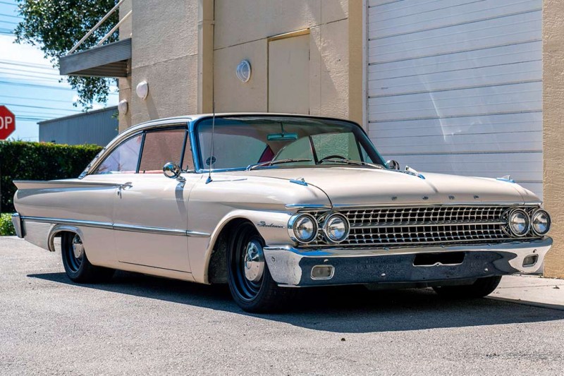 В продаже эффектный рестомод Ford Galaxy Starliner 1961 с мотором от Ford Coyote
