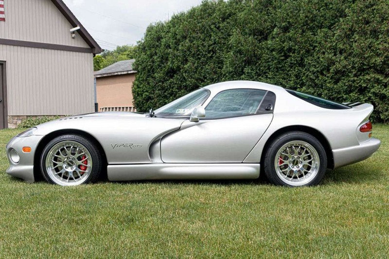 В продаже Dodge Viper GTS 1998 с монструозным 900-сильным мотором V10