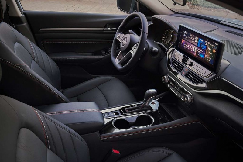 Обновленный седан Nissan Altima получил более спортивную внешность