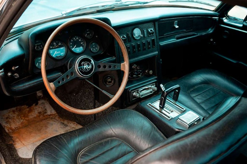 В продаже редкая модель AC 428: это Shelby Cobra с итальянским дизайном кузова