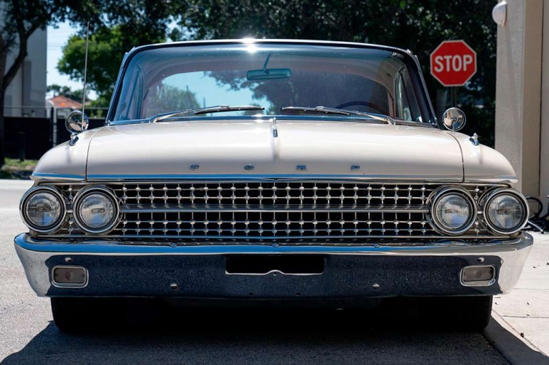 В продаже эффектный рестомод Ford Galaxy Starliner 1961 с мотором от Ford Coyote
