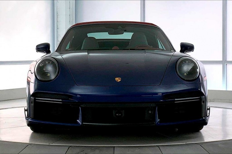 Подержанный Porsche 911 Turbo S Cabrio в богатом оснащении ощутимо дороже нового