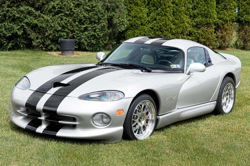 В продаже Dodge Viper GTS 1998 с монструозным 900-сильным мотором V10