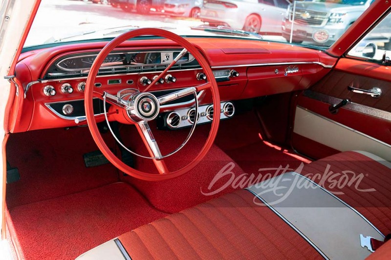 В продаже эффектный рестомод Ford Galaxy Starliner 1961 с мотором от Ford Coyote