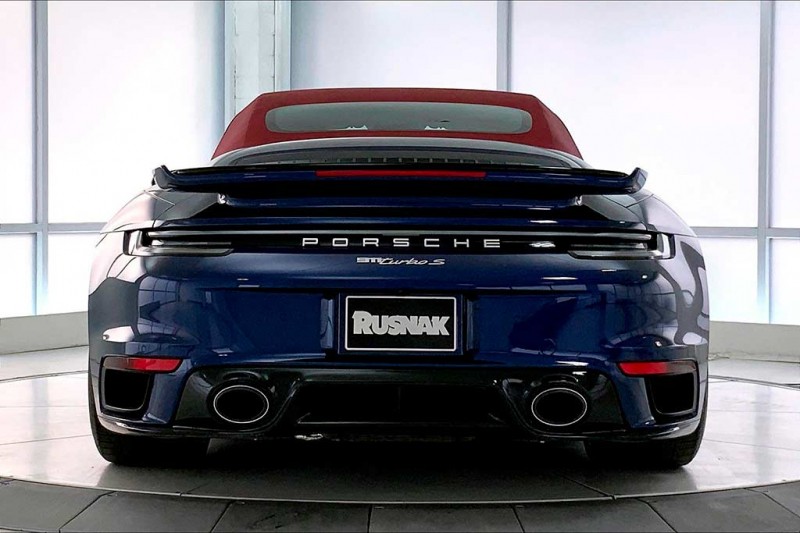 Подержанный Porsche 911 Turbo S Cabrio в богатом оснащении ощутимо дороже нового