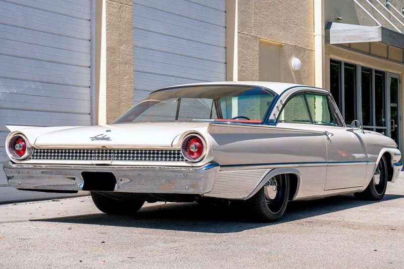 В продаже эффектный рестомод Ford Galaxy Starliner 1961 с мотором от Ford Coyote