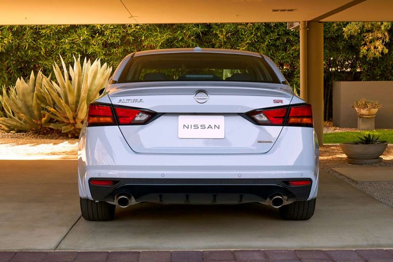 Обновленный седан Nissan Altima получил более спортивную внешность