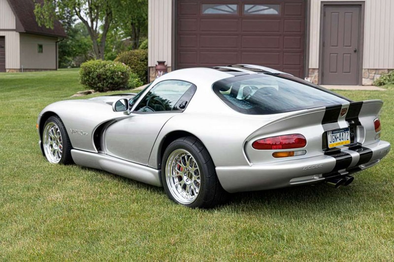 В продаже Dodge Viper GTS 1998 с монструозным 900-сильным мотором V10