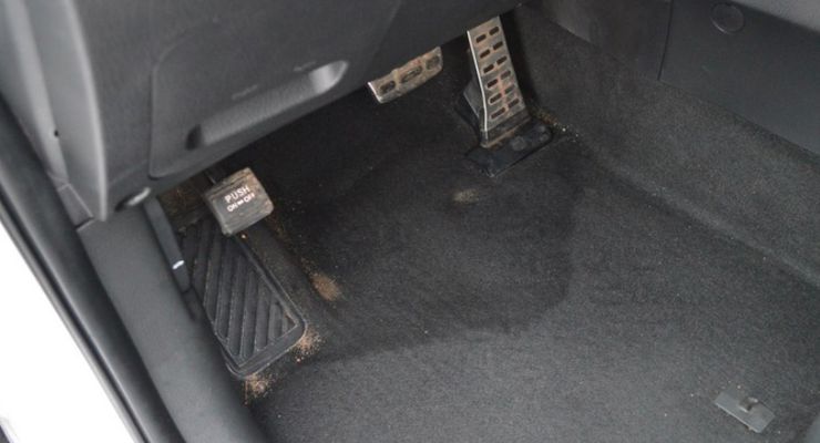 В чем причина появления неприятных запахов в салоне автомобиля