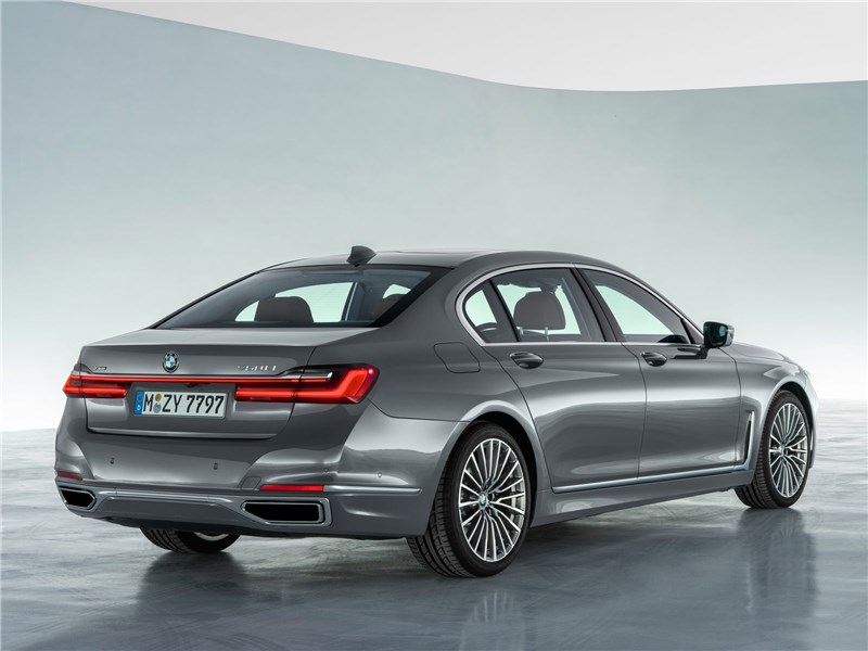 BMW построила свой последний автомобиль с двигателем V12