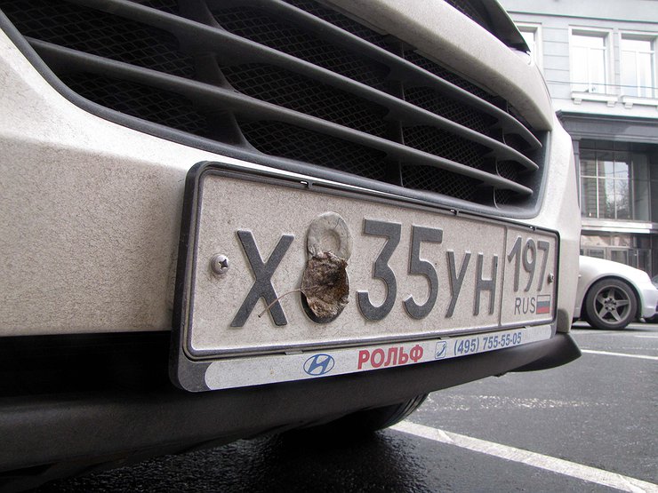 Зачем некоторые автовладельцы опрыскивают лаком для волос госномера своих машин