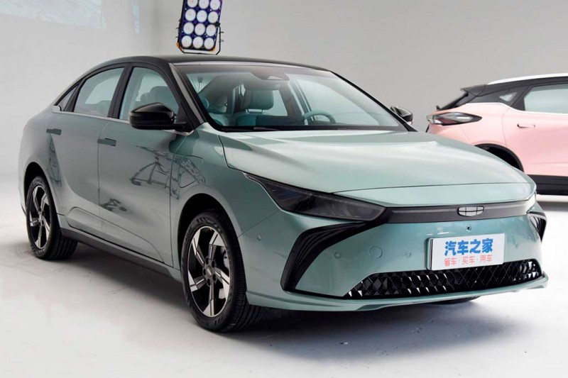 Китайцы из Geely представили обновленные седан Geometry A и хэтчбек Geometry C