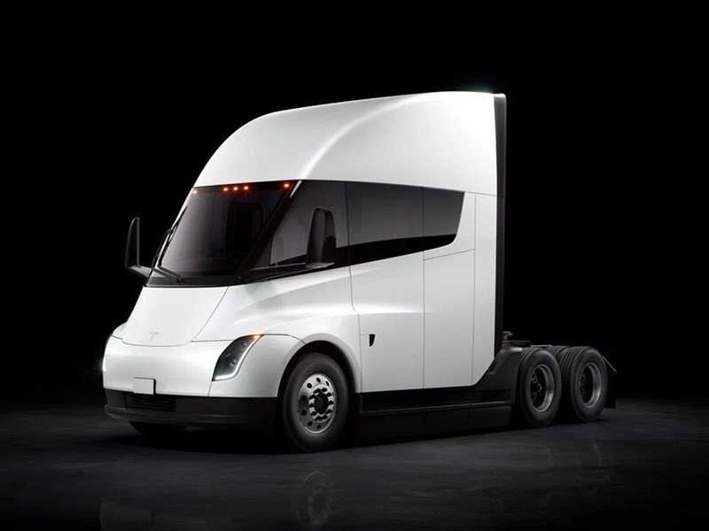 Tesla наконец-то представила свой серийный тягач Semi 1 Tesla наконец-то представила свой серийный тягач Semi